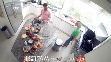 Péniszre ültette az apróka szöszike mostoha kishúgát a konyhapultnál a keményfarkú srác Thumb