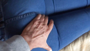 Basznivaló öreg amatőr hitves borotválatlan pinácskával a farmerjában Thumb