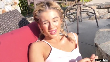 A szerencsés pasas fülön csípte hancúrozás közben a párductestű nevelt lányát és megbaszta a megborotvált puncusát Thumb