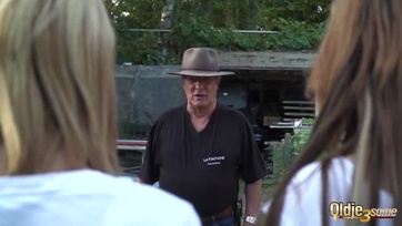 Mázlis papuska megoráloztatta és ráhúzta a pélójára a pajkos magyar születésű csajokat Thumb