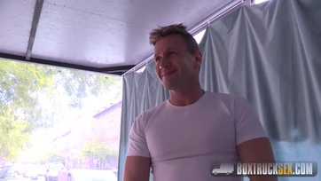 Becsalták egy díjtalan masszázsra a sexy magyarországból való ribit aki hamar fel is ugrott a fiú pélójára Thumb