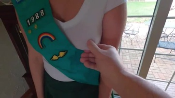 Felszopkodta az idős férfi répáját a szexi combharisnyás cserkész cica hogy teletöltsék Thumb