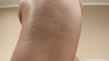 Zöldfülű magyar származású lányka huntuckodik a kis borotvált puncikájával Thumb