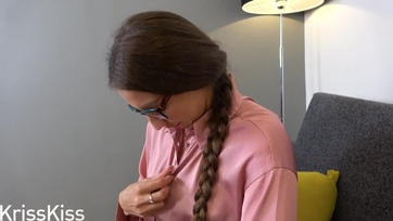 Benyálazta a kolosszális brokimat a sexy barna hajú tanárnőcske aztán előregörbült hogy megkeféljem Thumb