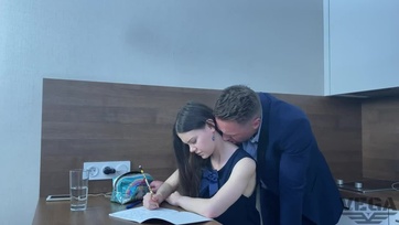 A konyhapultnál megszopiztatta és jól megbaszarintotta a kedves 18 éves mostoha kishúgát a jóképű fiúcska Thumb