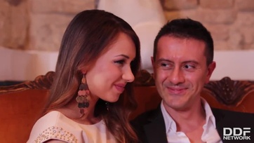 Beszállt a vadóc házaspárhoz a szöszke magyar születésű szexbomba miután megmutizgatta a vagináját Thumb