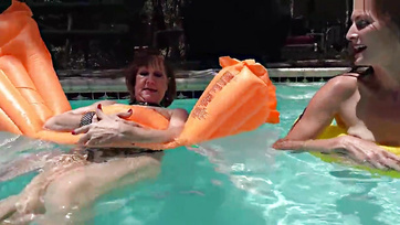 Érett anyuska és a fiatal szőrös pinás nevelt lánya kollektív masztubálása Thumb