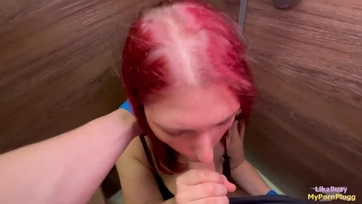 Bekért az öltözőfülkébe a vadító vörös hajú pipi hogy lecummantsa a péniszemet és hogy megkuffantsam Thumb