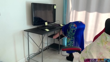 A jófenekű mostohaanyucim beékelődött az asztalkámba így hát muszáj voltam megdugni a borotvált puncuskáját Thumb