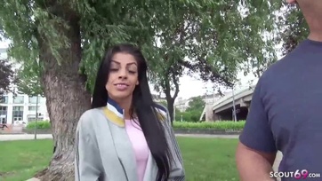 18 éves karcsú magyarországi pipi szopogatja a németországi kamuügynök fütyijét a szex meghallgatáson Thumb