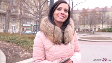 A szexi magyar milf háziasszony ugrál az utcaügynök péniszén a rögtönzött casting-on Thumb