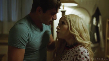 A kedves platinaszőke fruska egy kis habozás után széttárta a lábikóját a mostohabratyójának Thumb