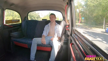 Ráugrott a fiatal legény arcára a moldovai cicababa hogy megcuppogtassa a nuniját Thumb