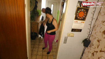 Felverte a kopasz fószer farkát a dús keblű németországi MILF ribanc Thumb