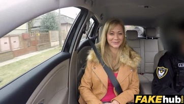 Egy kis krúzolgatás után cumikázta is a mondvacsinált zsaru méretes péniszét a bűbájos magyar születésű menyecske Thumb