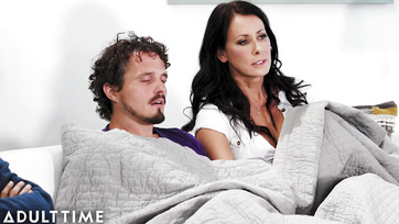 A társas házimozizásból pörgős mostoha family szex lett a kéjes anya és mostohafiacskája között Thumb