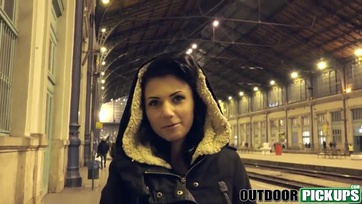 Hazasétált a hapsival a kedves magyar származású cica és hagyta hogy alaposan muffocskán farkalják Thumb