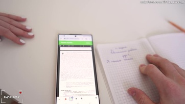 Felpattant az íróasztalra a csábító szöszike magántanár és elrántotta a tangáját hogy beverjem neki Thumb