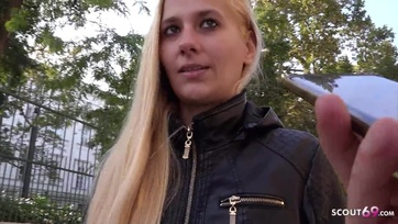 Felszopta a fricc ügynök farkát a szégyenlős magyarországi cicus hogy a pinácskájába befogadja Thumb