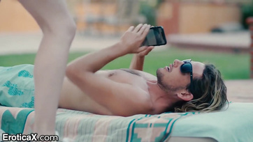 Megzabálta a fiatal szőke lány puncikáját mielőtt őrülten megdugta volna Thumb