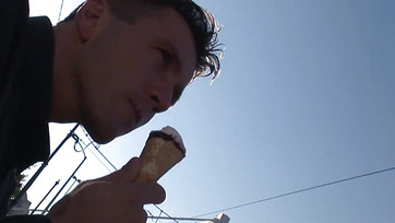 Budapest utcáin napközben cumiztatta le a dekoratív cicust az ágaskodó cerkájú pali Thumb