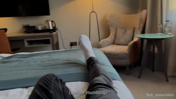 Azonnal bemerevedett a péniszem a kívánnivaló nevelőanyámat szemlélve majd rábeszéltem egy hosszas kefélésre Thumb