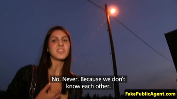 Boldogan szopikálja a hazai amatőr lányka a répát ha pengetnek neki érte Thumb