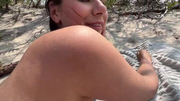 A szégyentelen nőcske a szemrevaló popsikájával a nyilvános vízparton táncolta meg a falloszt Thumb