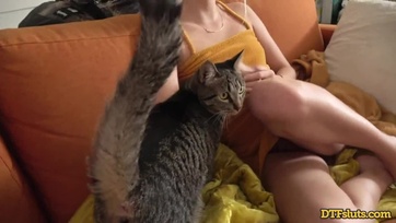 Kiverte a félrelépő spiné a férfi duzzadó faszát miután szénné kúrták a forró pináját Thumb