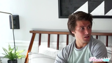 A kerekseggű szőkehajú sunci előrántotta a melleit és megrakatta a muffját a mostoha bátyójával Thumb