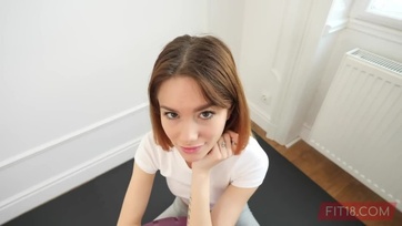 Szétrakta a combjait a vékony magyar csajszi a keménytökű faszinak a teremben Thumb