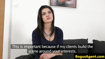 A 18 éves magyar születésű fruska hamar bebocsátotta a kolbászt a punijába Thumb