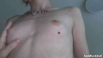 Épp a párom pattogott a dákómon amikor hazajött a fehérmájú mostoha hugim Thumb