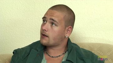 Totálisan felizgult a pocakos magyar származású hölgyike és rácsüccsent a küldönc legény faszára Thumb