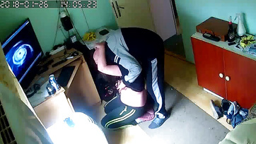 Egy magyarországból való amatőr sunci térden állva szopikálja az expasija cerkáját Thumb