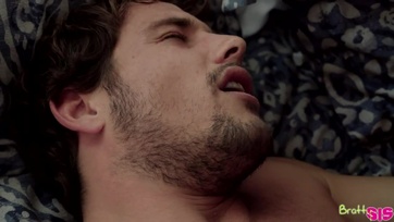 A poki alatt beakadt a vaskos cerkám a csábító mostoha tesóm nedves vaginájába Thumb