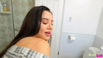 A nagy picsájú tini cicus rácsücsült a mostohafivére dákójára miután az rárontott a klotyón Thumb