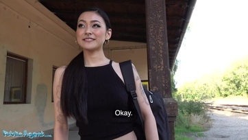 A csöcsös ázsiai luxus ribanc egy kis készpénz fejében élvezettel megugrándozta az utca ügynök cerkáját Thumb