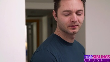 A fiúcska elcsípte a kéjelgő mostoha lánytesóit masztizás közben és sorban megdugta őket Thumb