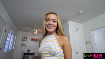 Megvillantgatta a kurvás mostoha tesóm a popolóját majd hozzálátott leszívni a pöcsömet Thumb