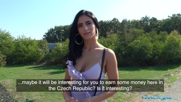 Bezsebelte a zsozsót a nagycickós bukaresti cicababa és elment egy numerára az utcaügynökkel Thumb