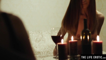 A leszbi barinőcskéje előtt élvezkedik a cukimuki combharisnyás kiscsaj Thumb