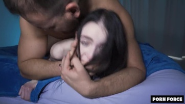 Szét kúrták és természetesen színig is tüzelték a szégyenlős tini ribi csupasz muffját Thumb