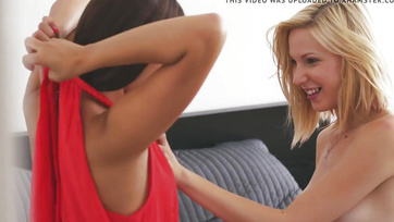 Miközben nyalta-falta a barátnője nuniját a pesti leszboszi behelyezte egy ujját a hátsójába Thumb