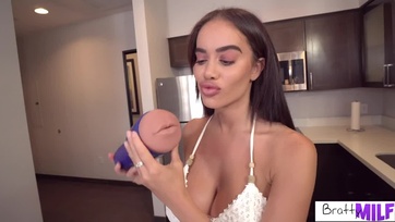 A bögyös nevelő anyukám boldoggá tett egy masztibátorral és belecsücsült a zömök kolbászomba Thumb