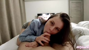 Becsüccsent az ágyamba a 18 éves mostohahugim és hozzálátott dudlizni a dákóm Thumb