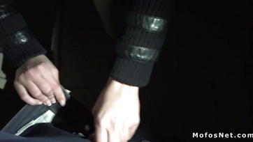 Bezsebelte a kápét az ügynöktől majd megszopdosta és megmászta a farkát Thumb