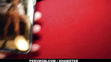 Besegített a masztizásba a lófaszú neveltfiacskájának a bögyös nőci Thumb