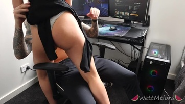 Elcsábította a fasziját a csöcsös szőke cicus és belecsüccsent az álló farkába Thumb