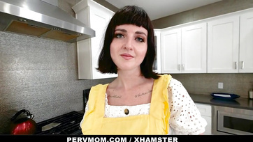 Lecumikázta majd másnap meg is baszatta a zamatos puncusát a neveltkölykével Thumb